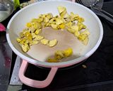 Foto langkah ke 2 dari resep Ayam Jamur Masak Manis.