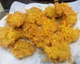A picture of step 6 of Aloo ke Lacchedhar pakore.