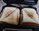 صورة لخطوة 2 من وصفة سندويشات خبز التوست بحشوة التونة 🥪
