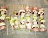 Foto del paso 3 de la receta Brochetas de Salchicha, Dátiles y Bacon