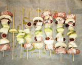Foto del paso 3 de la receta: Brochetas de Salchicha, Dátiles y Bacon