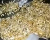 A picture of step 2 of Murmura chikki.