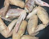 Hình bước làm 2 của món Cánh gà nướng mật ong