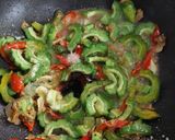 Foto langkah ke 3 dari resep Tumis pare kepah asin.