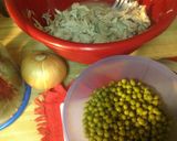 A picture of step 2 of Sopa De Tortilla.