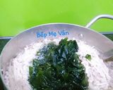Hình bước làm 3 của món Canh rong biển khô nấu nấm kim châm và thịt bằm