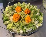 Une image de l'étape 7 de Salade de courgettes râpées,scarole et tagetes (sauce curry).
