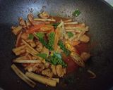 รูปขั้นตอนการทำที่ 3 ของ ไก่ผัดพริกแกงยอดมะพร้าวอ่อน