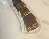 Une image de l'étape 7 de Barre chocolatée au cacahuètes et fruits secs.