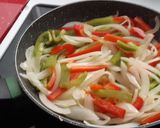 Foto del paso 2 de la receta: Escalopines de solomillo al ajillo con verduras a la soja