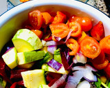 Foto del paso 2 de la receta: REVUELTO DE VEGETALES DE ESTACIÓN (TIPO TORTILLA)🧅🫑🥒🫑🍅