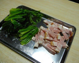 A picture of step 1 of Butter-Sautéed Spinach with Bacon.