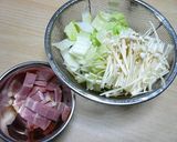 A picture of step 1 of [Farmhouse Recipe] Chinese Cabbage and Enoki Mushroom Soup.