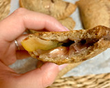 Foto del paso 5 de la receta: Empanadillas con masa de centeno integral y relleno de cebolla caramelizada, manzana y feta