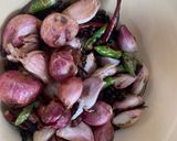 รูปขั้นตอนการทำที่ 2 ของ ตำมะเขือเปราะปลาย่างใส่มะกอก🌶️🧄