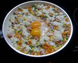 Hình bước làm 2 của món Cơm chiên ngũ sắc