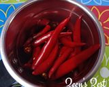 A picture of step 2 of Fresh Red Chilli Oil.