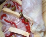 Foto del paso 3 de la receta: Pollo Arrollado, relleno de jamón, queso, morrón y aceitunas