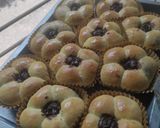 Foto langkah ke 3 dari resep Roti bunga isi coklat.