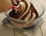 A picture of step 12 of Cocoa Marble Chiffon Cake.