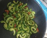 รูปขั้นตอนการทำที่ 4 ของ มะระขี้นกยักษ์ผัดไข่ใส่พริก