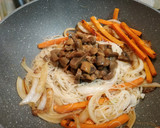 Foto del paso 3 de la receta: Fideos de arroz con verduritas, clara de huevo, txanpis y curry