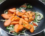 Foto langkah ke 2 dari resep Tumis Tauge Wortel Sosis.