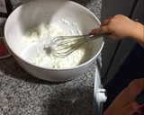 Foto del paso 2 de la receta: Magdalenas de yogur y chocolates