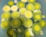 Foto del paso 1 de la receta Revuelto picante de gulas y puerro
