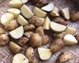 Hình bước làm 1 của món Khoai Tây Nướng Bơ Tỏi & Phô Mai- Roasted Garlic Butter Parmesan Potatoes 🥔 🧄 🧀 🧈