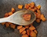 Foto del passaggio 4 della ricetta Zucca al vino bianco con salvia e rosmarino