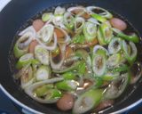 A picture of step 2 of An Easy Breakfast Rice Bowl: Wiener Sausage, Green Onion and Egg.