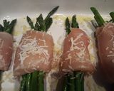 A picture of step 3 of Chicken wrapped asparagus.