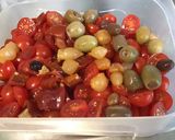 Une image de l'étape 6 de Salade de tomates cerises aux pickles, olives et feta.