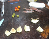 Foto del paso 4 de la receta: Banderillas de encurtidos, peras y anchoas