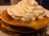 Torre de tortitas con nutella y nata 🥞