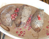 Foto del paso 5 de la receta: Medallones de ciervo en salsa de grosellas con puré trufado