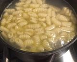 Foto del passaggio 4 della ricetta Malloreddus con salsiccia e pomodoro
