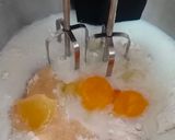 Foto langkah ke 3 dari resep Bolu Kukus Mekar Zebra.