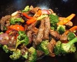 Foto del paso 4 de la receta: Lomo saltado con brócoli y pimiento morrón rojo