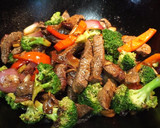 Foto del paso 4 de la receta: Lomo saltado con brócoli y pimiento morrón rojo