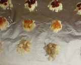 Foto del paso 4 de la receta: Galletas de queso con albaricoques, pasas y avellanas