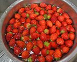 A picture of step 1 of Sparkling Strawberry Confiture.