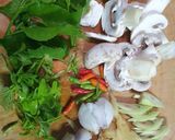 รูปขั้นตอนการทำที่ 1 ของ ต้มยำไก่ใบหม่อนมะขามอ่อน