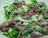 Foto del paso 2 de la receta: Quinoa con ternera y apio salteados
