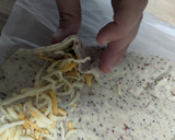 Foto del paso 7 de la receta: Pizza con bordes de queso y masa de semillas