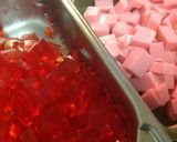A picture of step 3 of Strawberry jelly with cream.