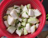 Foto langkah ke 2 dari resep Kuah Bening Labu Air.
