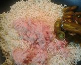 A picture of step 2 of Stirfried spicy tuna salad.