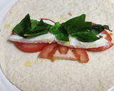 Foto del paso 2 de la receta: Enrollados de tomate, mozzarella y albahaca
